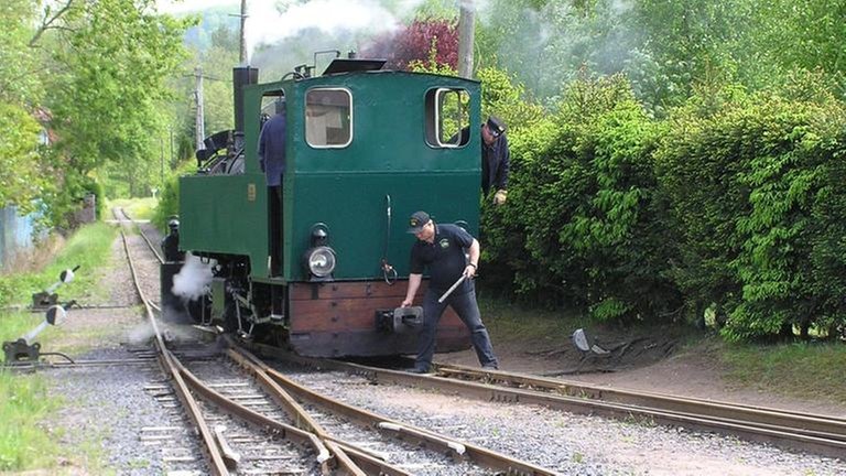 Die Mallet fährt über die Rangierweiche. Gleich werden die Wagen angekuppelt.