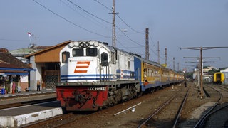 In Bandung haben wir den Zug gewechselt. Der Argowilis-Express verbindet seit 1998 die Städte Bandung und Surabaya.