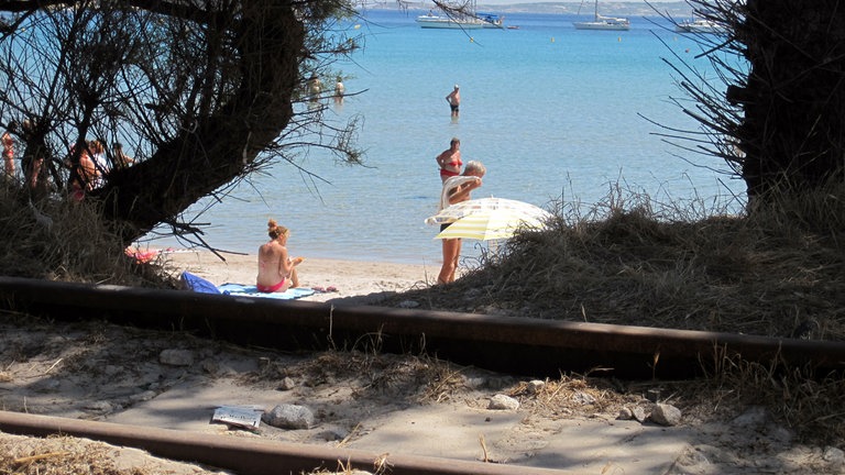 Direkt hinter dem Stadtstrand von Calvi: der Schienenweg der Tramay de Balagne.
