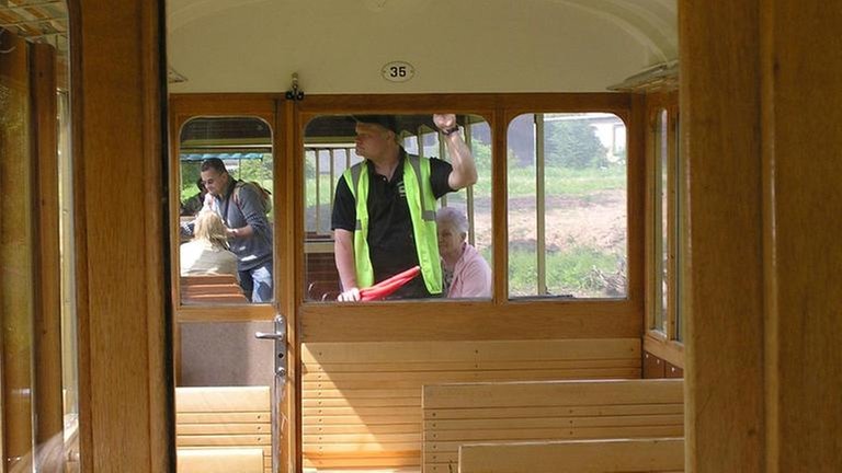 Wir steigen in den ersten Wagen hinter der Lok. Die anderen Wagen sind alle offen. Es gibt keine Verbindung zwischen den einzelnen Wagen.