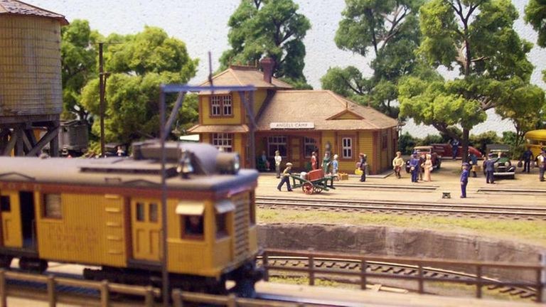 Der US Bahnhof  Diorama ist liebevoll mit vielen Details ausgestattet.