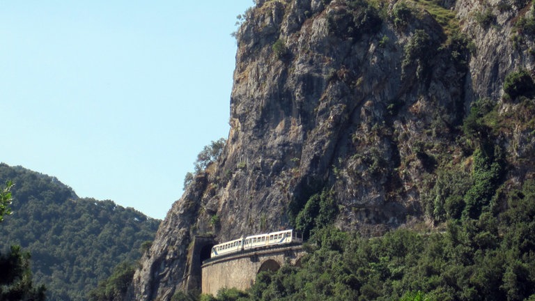 Galerie und Tunnel Monte Pollino zwischen Francardo und Corte.