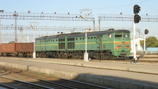 Und hier die russische Doppellok im Abendlicht in Buchara - insgesamt zwölf Achsen hat die dieselelektrische Lok und entwickelt fast viereinhalbtausend Kilowatt Leistung.