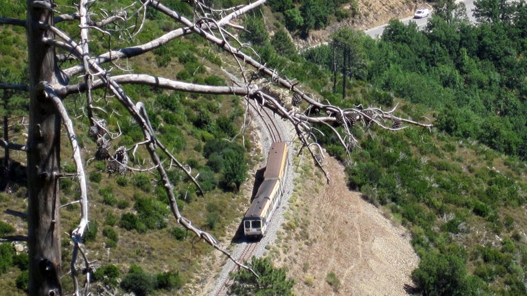 Hinter Vivario in den Bergen, fast von der Landschaft verschluckt.
