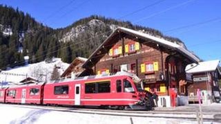 Zug der Chur-Arosa-Bahn in Litzirüti