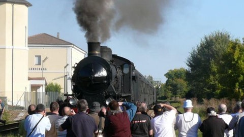 Fotolinie vorm Bahnhof von Lendinara
