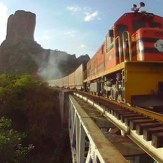 Transport auf der Lebensader Boliviens. Täglich rollen drei bis vier Güterzüge zwischen Santa Cruz und Quijarro hin und her, um das Land zu versorgen.