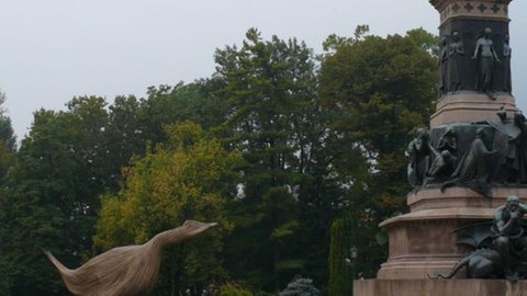 Das Dante Denkmal auf dem Bahnhofsvorplatz von Trento