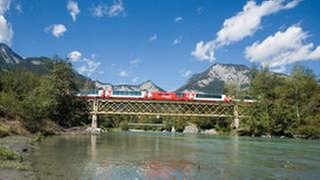 Bei Reichenau vereinigen sich Hinter- und Vorderrhein zum sogenannten Alpenrhein - die Geburtsstätte einer europäischen Lebensader.