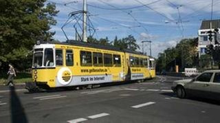 Nur noch die Schnauze ist frei von Werbung, von der schönen Ursprungslackierung ist kaum noch was zu sehen.