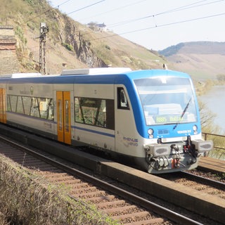 Die Moselweinbahn von Bullay nach Traben-Trarbach bei der Einfahrt in den Prinzenkopftunnel