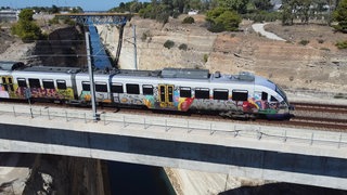 Isthmus II: Gelenktriebwagen vom Typ Desiro überquert den Isthmus von Korinth
