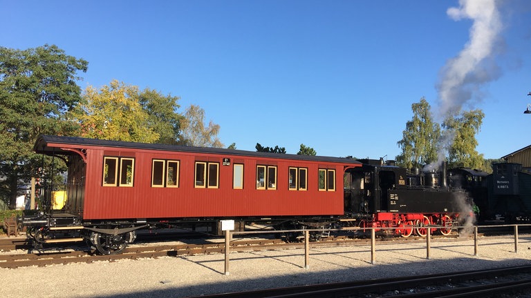 Die T3 930 mit restauriertem zweiachsigem Personenwagen der königlich württembergischen Staats-Eisenbahnen.
