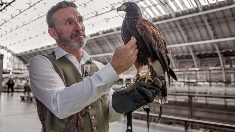 Falkner Wayne Parson mit seiner Rosie in der St. Pancras Station