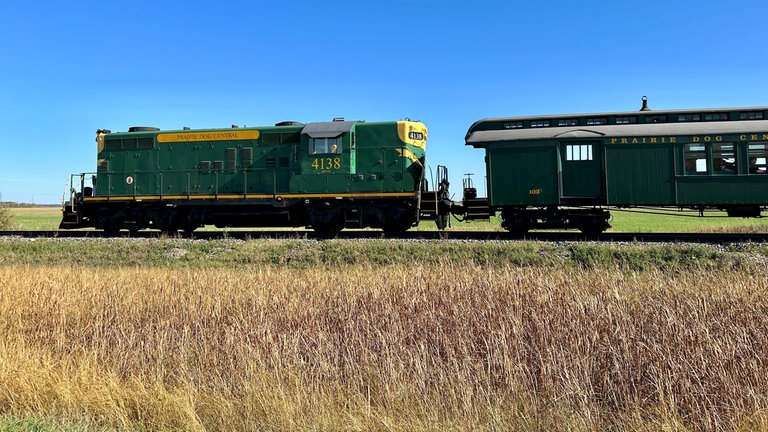 Die Prairie Dog Central Railway verkehrt mit ihrem historischen Zug im Umland von Winnipeg