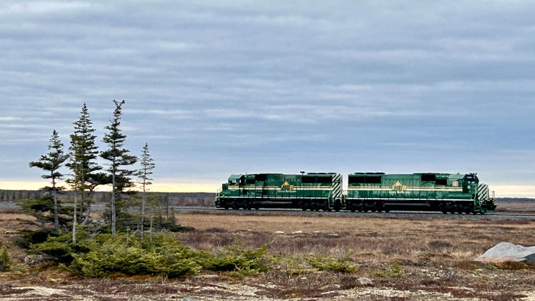 Zwei Güterzug-Loks der Hudson Bay Railway in der Tundra bei Churchill