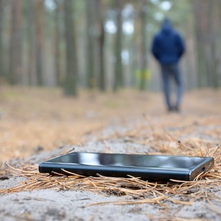 Mann hat sein Handy verloren