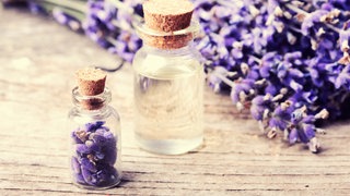 Lavendel mit verschiedenen Flaschen