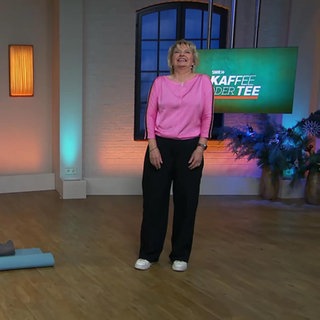 Moderatorin Heike Greis und Stephan Müller machen Fitnessübungen im Studio