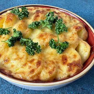 Blumenkohl in Béchamelsoße und überbackene Kartoffeln mit Mornaysoße