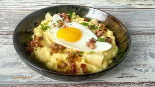 Pastinakenbrei mit Speckwürfeln und Spiegelei