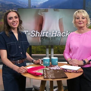 Moderatorin Heike Greis steht zusammen mit ihrem Gast Celine Jost vor einem Bildschrim, auf dem "T-Shirt-Hack" steht.