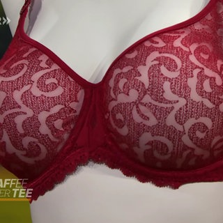 Ein roter BH an einer Puppe