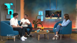 Gäste Marcel Velte und Lukas Rohfleisch und Moderatorin Fatma Mittler-Solak
