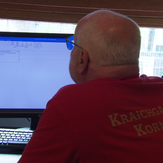 Landwirt Roland Waldi macht Büroarbeit