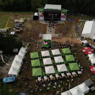 Luftaufnahme des Festivalgeländes „Haigern live“ oberhalb von Flein mit Bühne, Festzelten und Besucherbereichen.