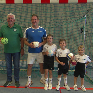 Mehrere Generationen von Handballspielerinnen und -spielern aus Flein stehen zusammen auf dem Spielfeld – vom Nachwuchs bis zur Oberliga.