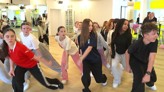 Kinder und Jugendliche üben in einer Halle die Tanzschritte der neuen Gartenschau-Choreografie und trainieren gemeinsam mit viel Begeisterung.
