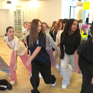 Kinder und Jugendliche üben in einer Halle die Tanzschritte der neuen Gartenschau-Choreografie und trainieren gemeinsam mit viel Begeisterung.