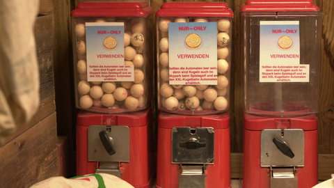 Ein Holzkugelautomat der Kugelbahn im Himmelsgarten.