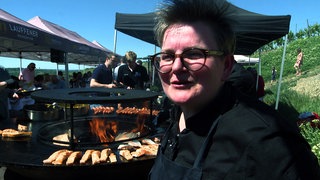 Metzgerei in Lauffen organisiert Brunch im Weinberg. Annette Kopf steht vor dem Grill.