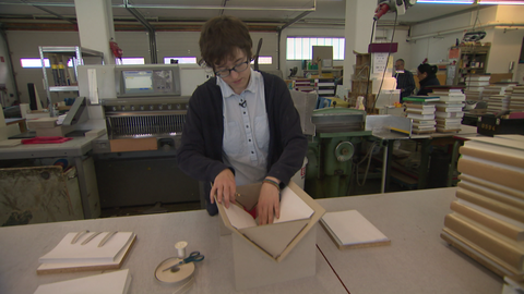 Leontine arbeitet in der Buchbinderei Mende in Stuttgart-Untertürkheim.