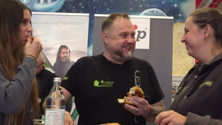 Ralf mit seinen Töchtern im Baumarkt.