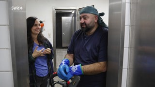 Sinan (rechts) ist Sanitärreiniger in Stuttgart und zeigt unserer Moderatorin Leonie Maderstein seine Arbeit.