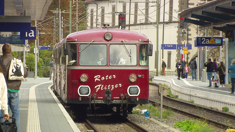 Der Schienenbus "Roter Flitzer" fährt in einem Bahnhof ein.