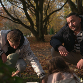 Der Comedy-Cop Luan spielt mit seinen Kindern auf dem Spielplatz.