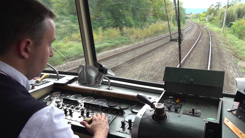 Lokführer fährt den Schienenbus "Roter Flitzer".