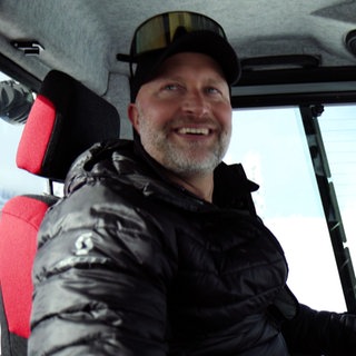 25 Jahre spurte Conny Gröbler die Loipen auf dem Feldberg. Er fährt in einer Pistenraupe durch den Schnee.