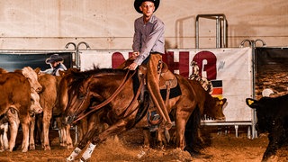 Fabian ist Deutscher meister im Westernreiten. Er sitzt auf seinem Pferd Diablo.