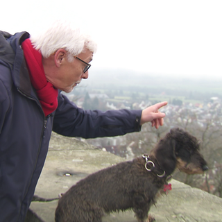 Herrchen Manfred und Dackel Anja.