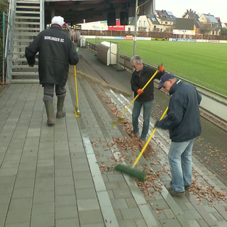 Die Rentner vom Balinger SC arbeiten ehrenamtlich. Sie putzen das Stadion bevor Heimspiele anstehen.