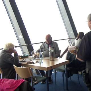 Fahrstuhlführer Ezzedine Ben-Msaad bringt bestelltes Essen zu Kunden im Restaurant Skyline.
