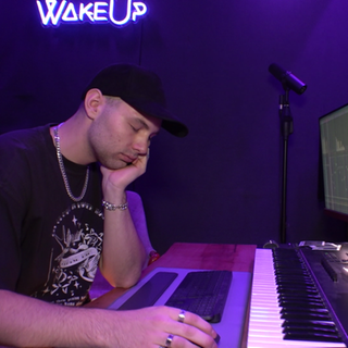 Leonel Schmidt sitzt in seinem Musikstudio vor dem Computer und ist über dem Mischpult eingeschlafen.