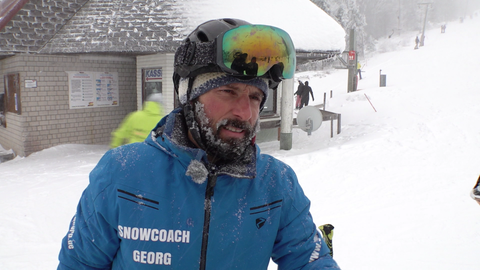 Skilehrer steht am Skilift in Unterstmatt an der Schwarzwaldhochstraße