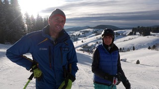 Matthias Schneider und Andreas Brender betreiben ein Skigebiet in Todtnauberg. Sie stehen auf Skiern im Schnee.