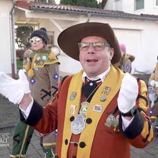 Narren beim Eiersammeln auf der Straße